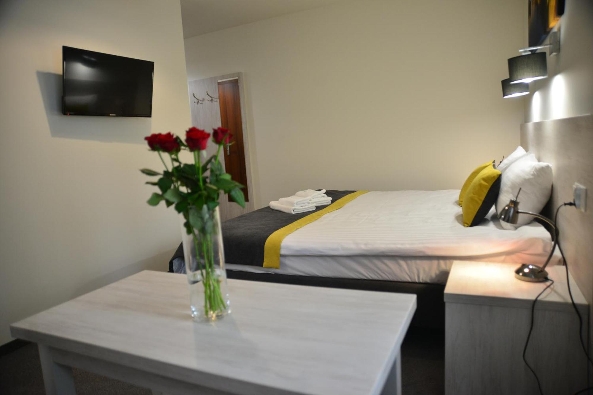 Centrum Restauracyjno-Hotelowe Florres Pawlowiczki Bagian luar foto