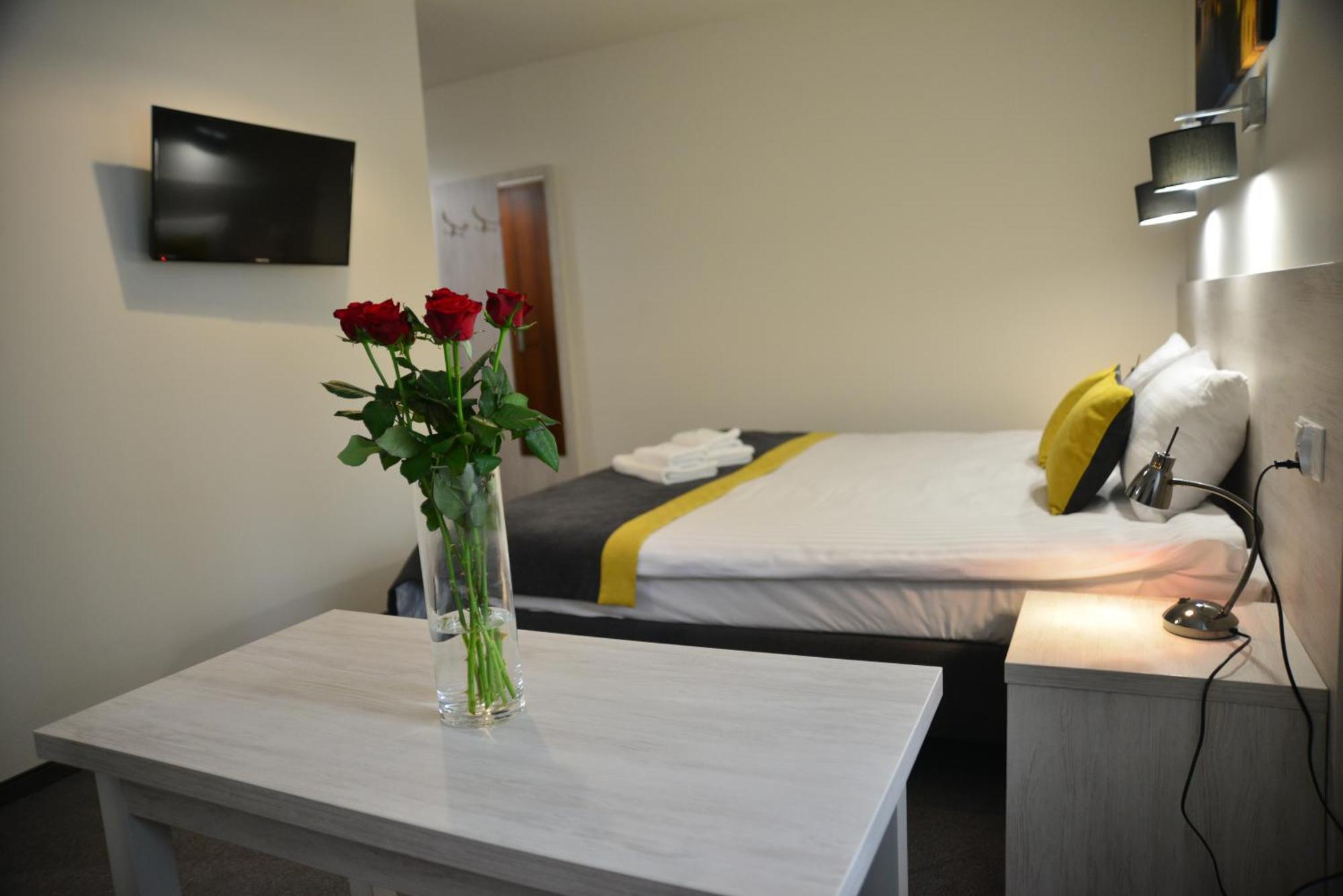Centrum Restauracyjno-Hotelowe Florres Pawlowiczki Bagian luar foto